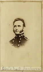 Byste portrett av en mann i uniform.